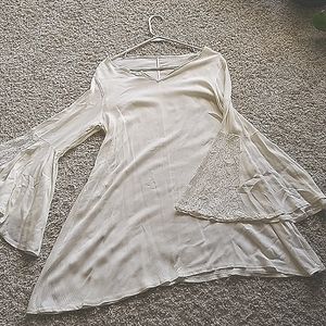Long off-white tunic with laced sleeves,